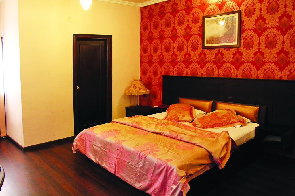 Hotel Pride Continental Σριναγκάρ Εξωτερικό φωτογραφία